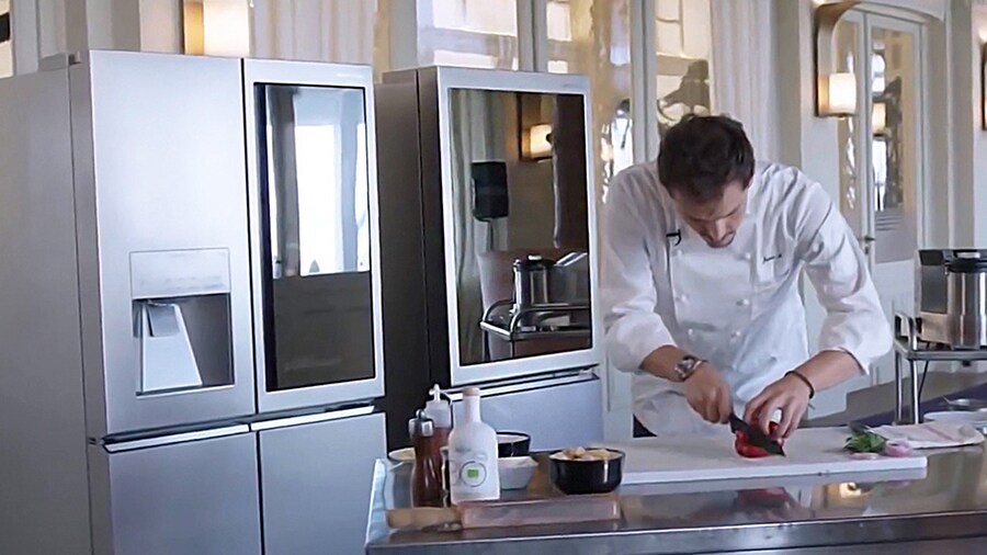 one chef is cutting up and preparing some ingredients in the kitchen at the lg signature and evian championship event