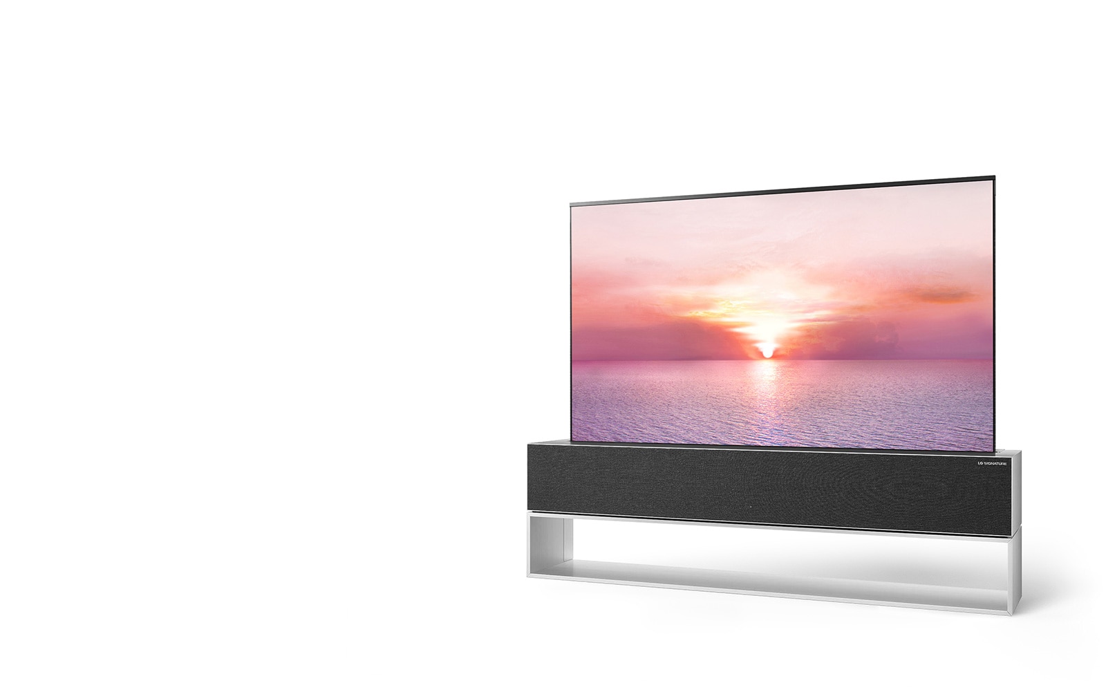 Viertelansicht von LG SIGNATURE Rollbarer OLED-Fernseher mit Hintergrundbild des Sonnenaufgangs auf dem Bildschirm.
