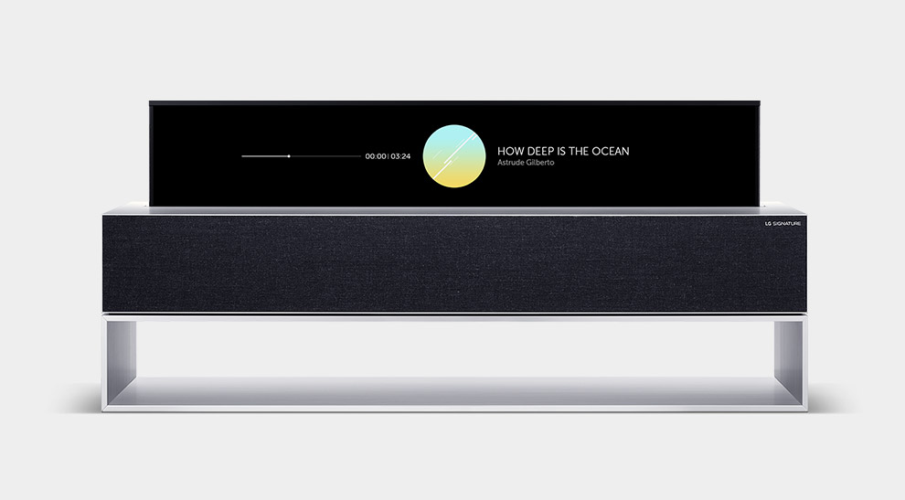 LG SIGNATURE Der Zeilenansichtsbildschirm des rollbaren OLED-Fernsehers zeigt einen Musik-Player an.