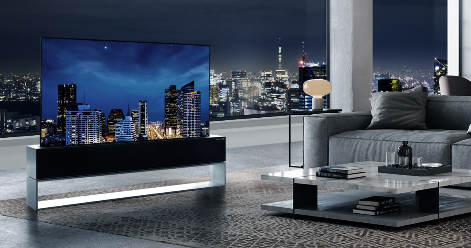Ein Mann, der nach hinten schaut, beobachtet den nächtlichen Blick auf die Stadt durch sein großes Fenster mit dem rollbaren OLED-Fernseher LG SIGNATURE in der Linienansicht hinter sich.