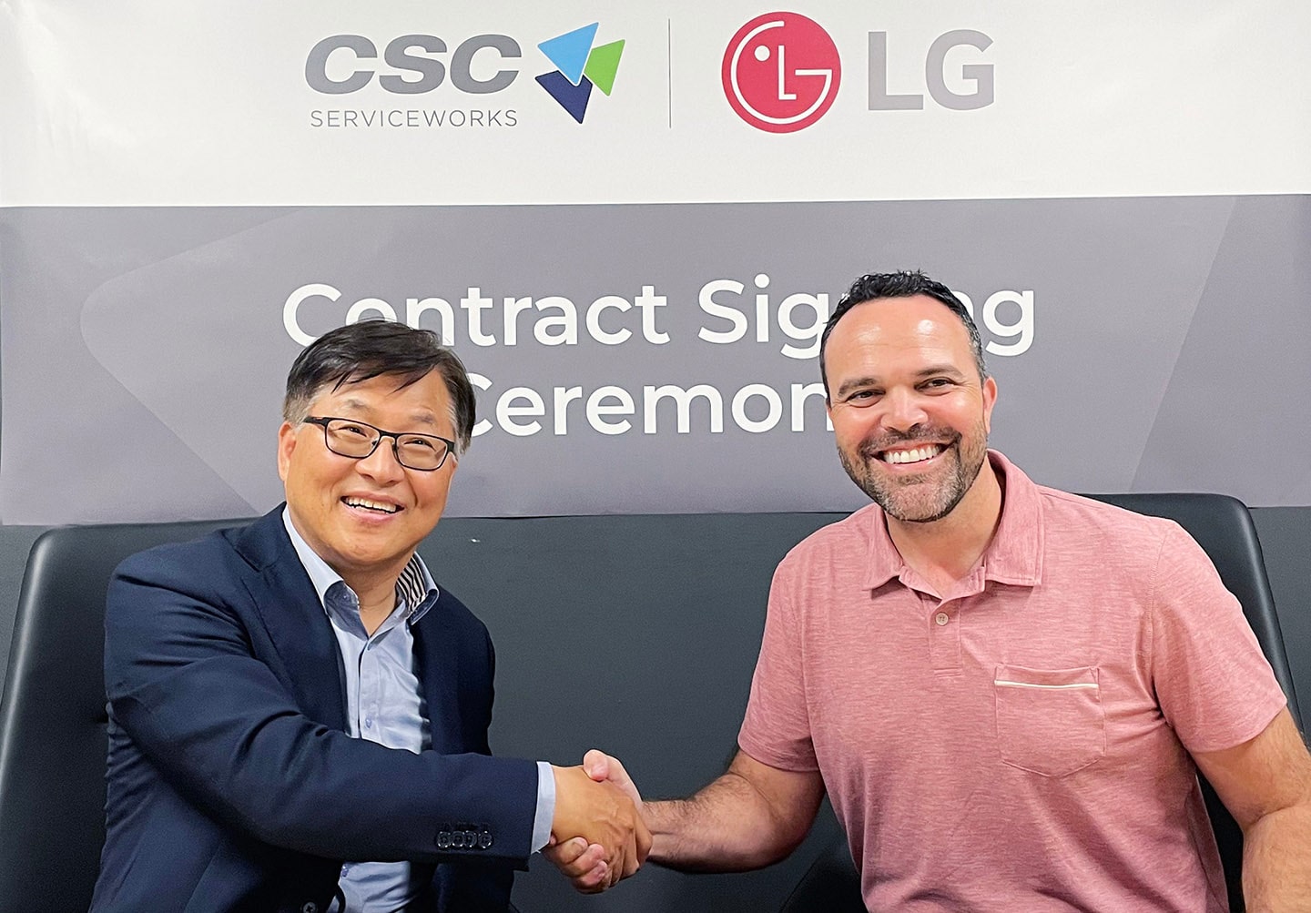 A photo of Sang-yong Kim (Executive Managing Director of HS at LG Electronics North America) and Rodrigo Castellanos (CEO of CSC) shaking hands at the contract signing ceremony