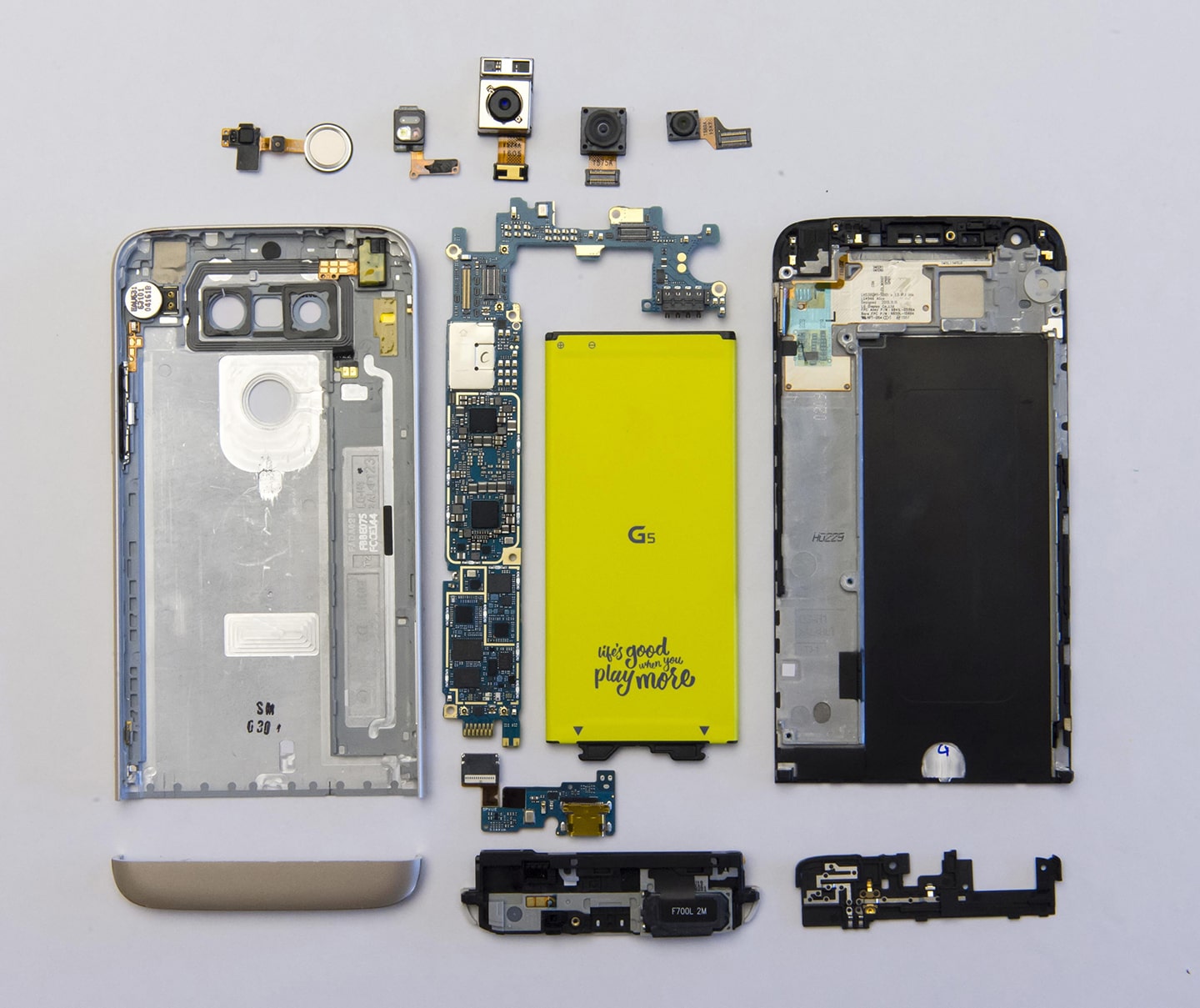 A PEEK INSIDE LG G5