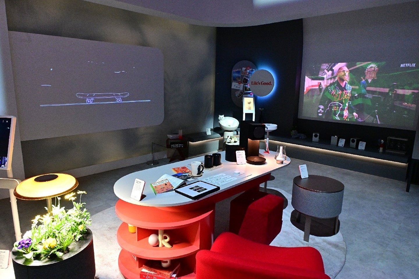 A photo of the dynamic Inspire & Innovate (LG Labs Studio) zone with LG’s experimental products that cleverly combine various functions to create seamless multi-moment experiences, including the multifunctional LG Projector