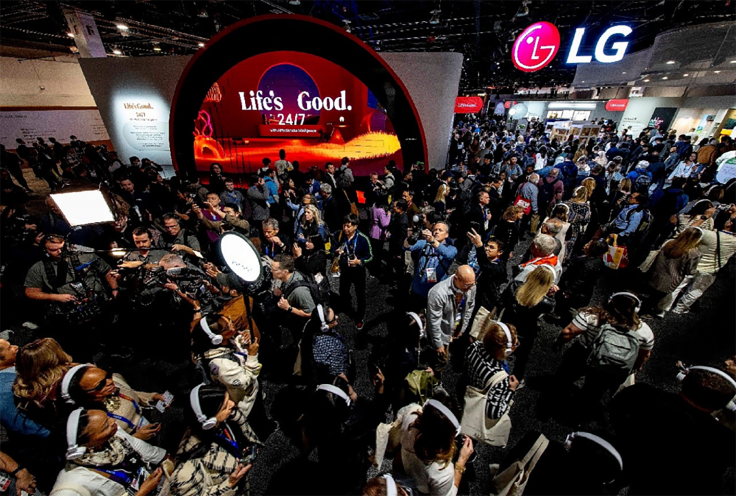 A photo of the crowd at the LG's booth embodying the theme of “Life’s Good 24/7 with Affectionate Intelligence” 