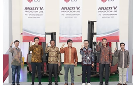 (From left to right) Edy Sucipto, Kim Joo-hoon, Priyadi Arie Nugroho, Jung Jae-hoon, Leem Jae-ho, Amirul Setiya Adi and Ronny Wibisono from LG Electronics Indonesia office