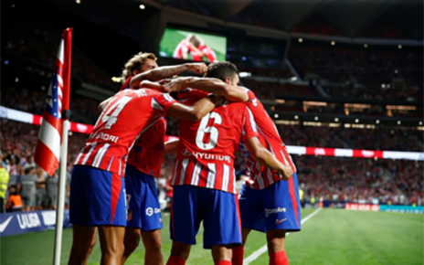 A picture of Atlético de Madrid players gathered around on the field