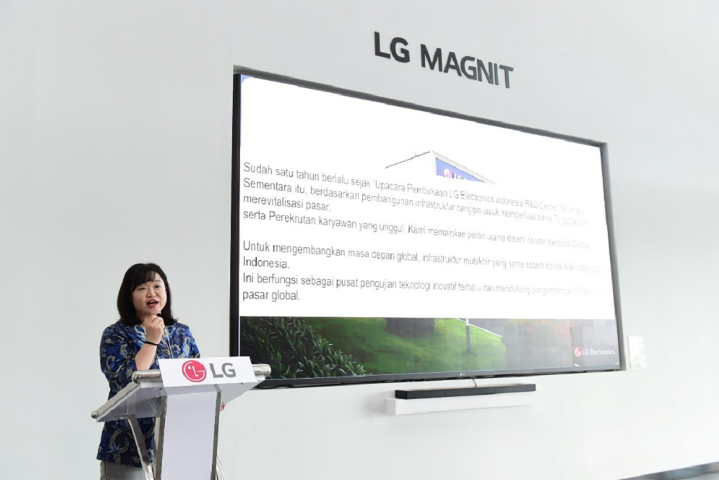 A picture of Lee So-yeoun, president of the LG R&D Center in Indonesia presenting on stage