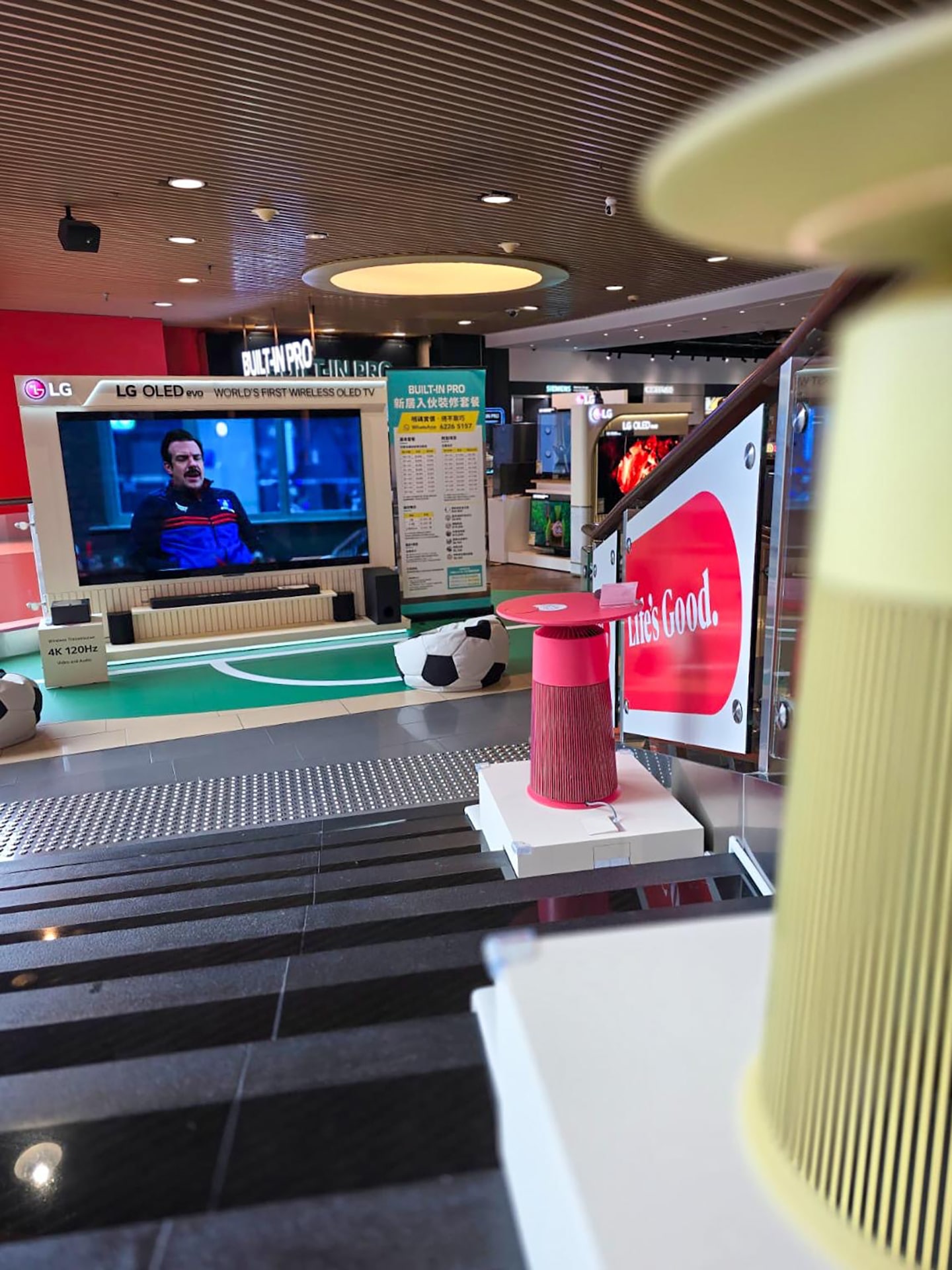 A picture of the LG OLED evo and PuriCare AeroFurniture displayed at MegaBox mall