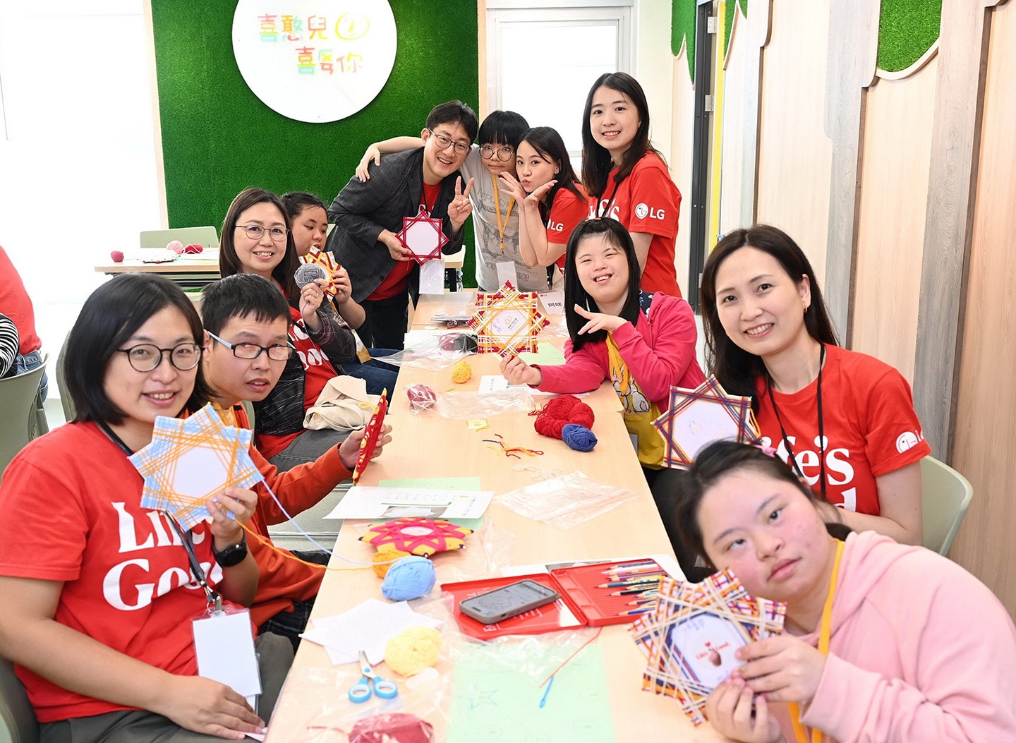A group photo of LG Taiwan volunteers and charity attendees
