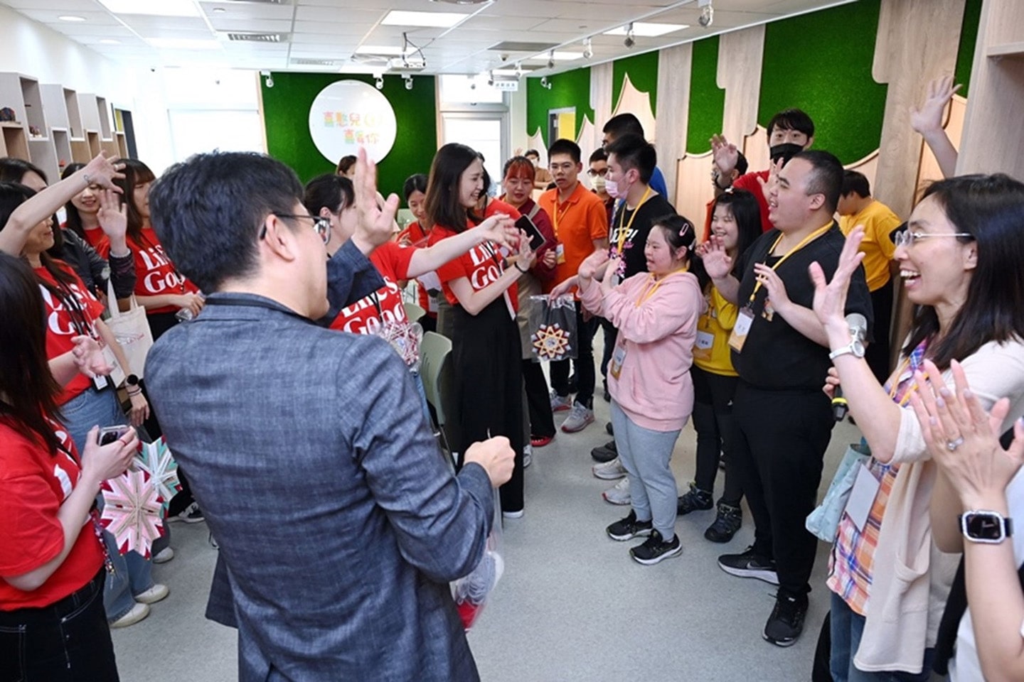 A photo of LG Taiwan volunteers and charity attendees applauding