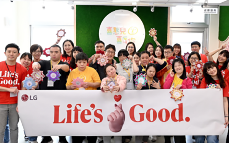 A group photo of LG Taiwan and Children Are Us Foundation