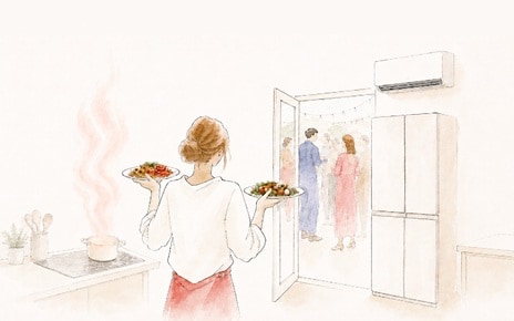  Watercolor and ink illustration on textured cream paper, wide horizontal crop, no text overlay. A woman with her hair in a bun, seen from behind in a white top and red apron, carries two plates of food across a kitchen. A pot releases swirls of pink steam on the stove at the left, guests chat in a bright open doorway in the center background, and a white wall-mounted air conditioner and a tall white refrigerator stand along the right wall beside a window.