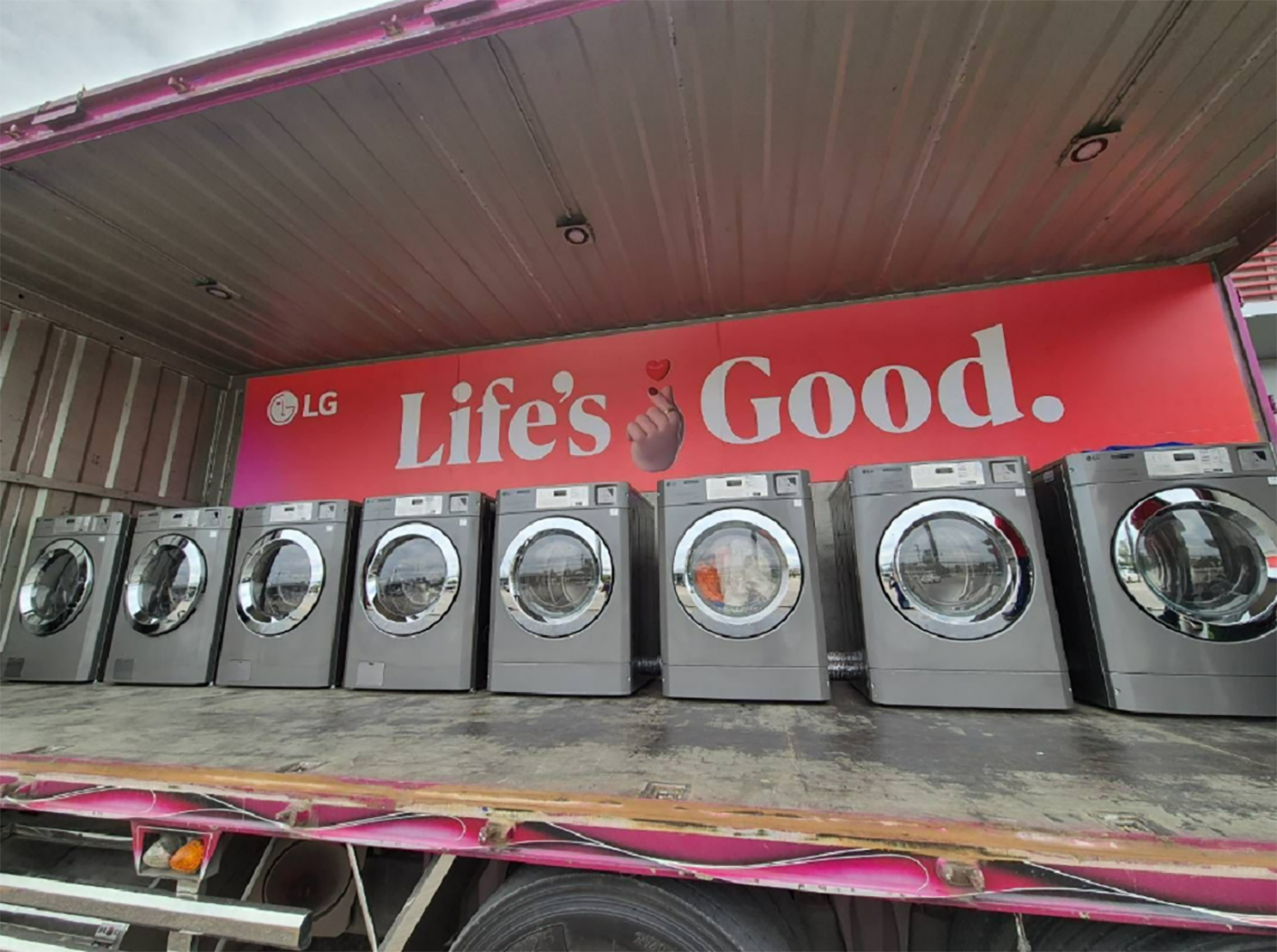 A photo of “#LGFreeLaundryService” initiative that LG Thailand launched full of washing and drying machines 
