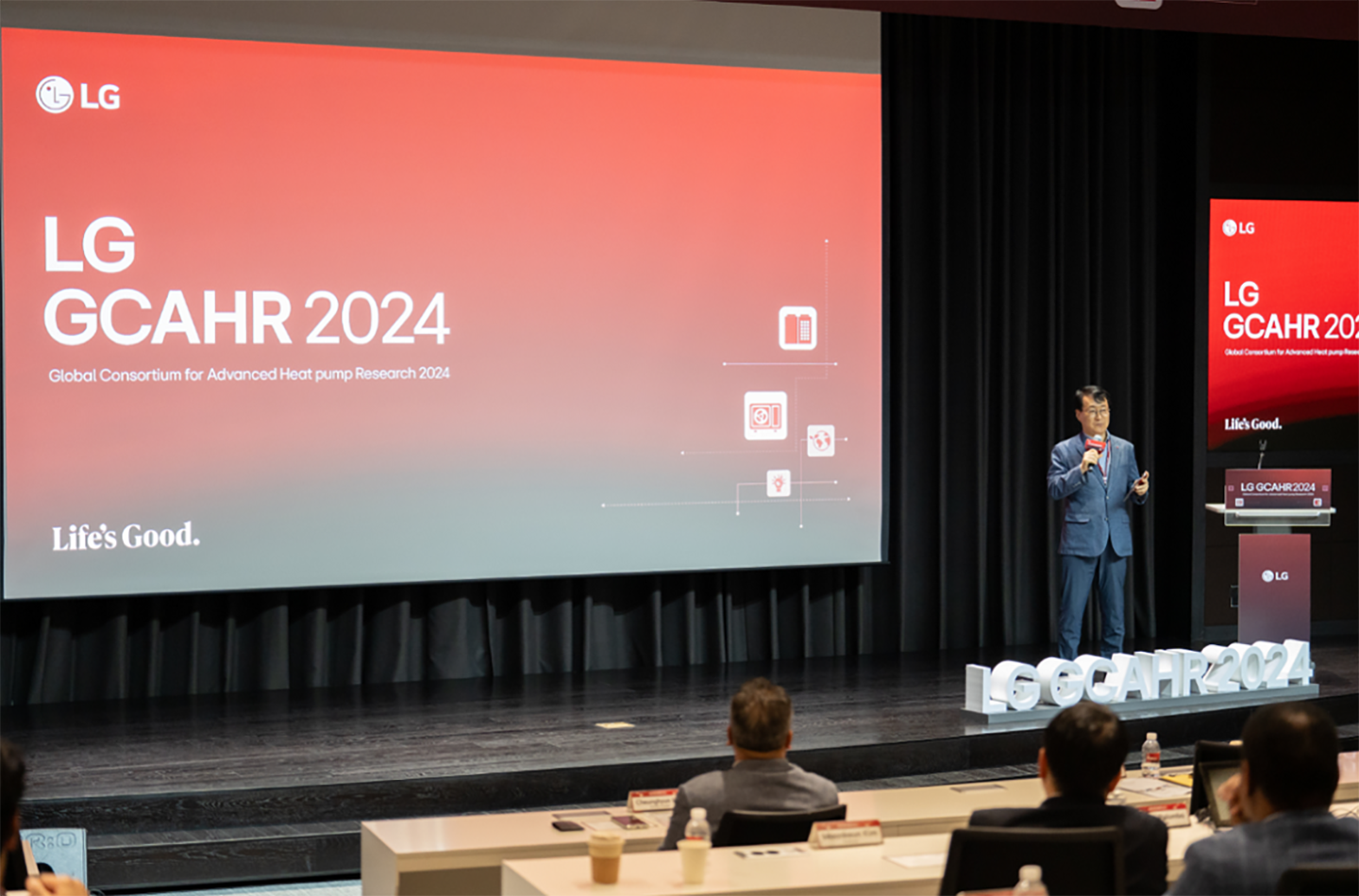 A photo of James Lee, President of LG Electronics ES Company,at the front of the stage with a microphone