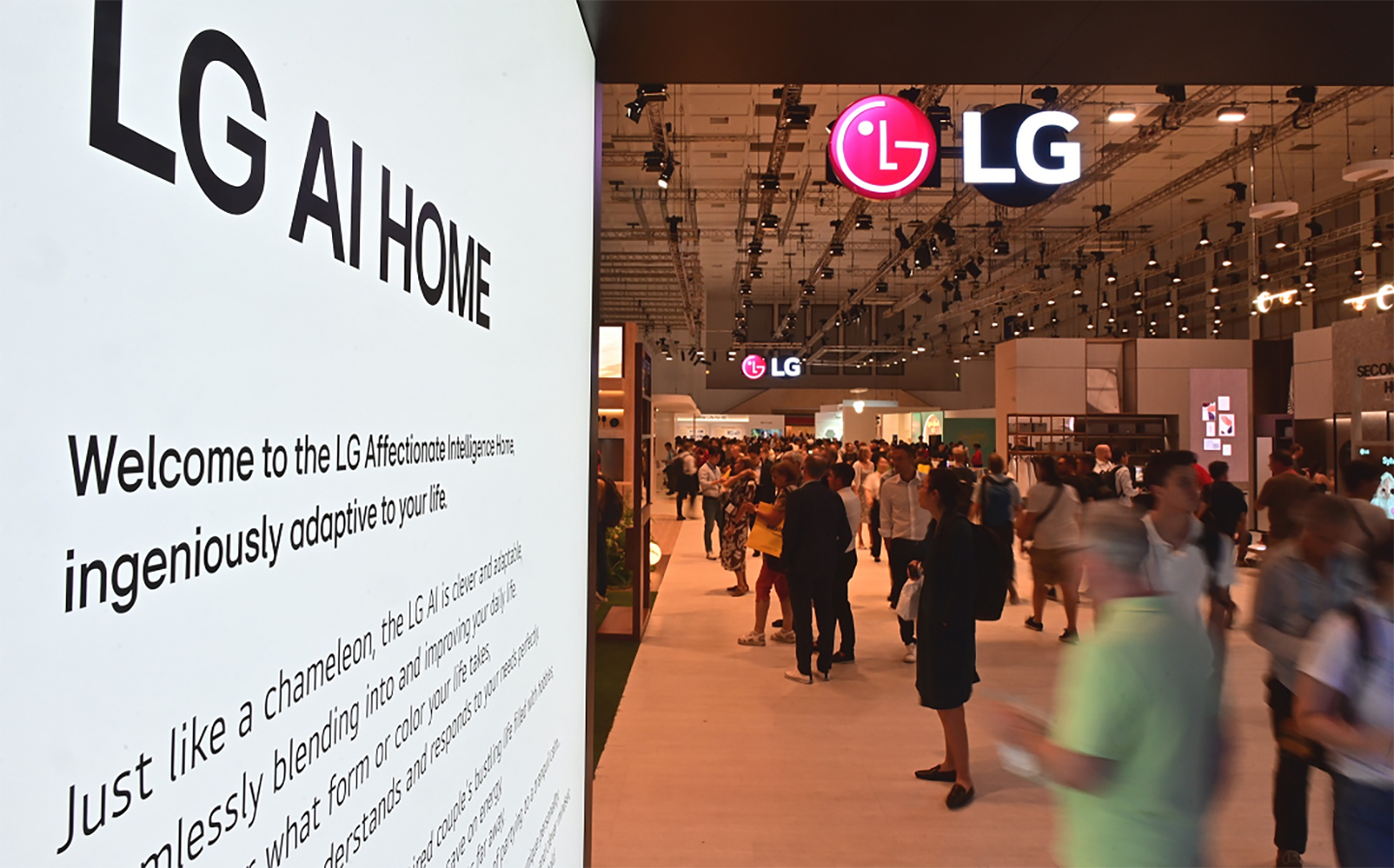A picture of people walking by LG AI Home explanation on screen
