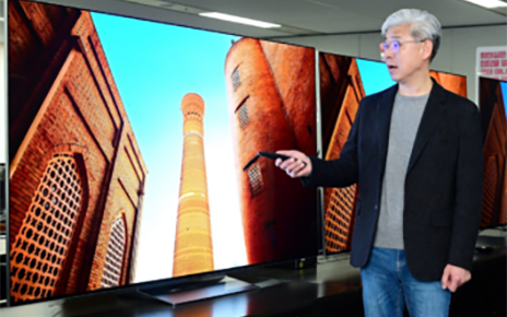 A picture of Jung Jae-chul talking infront of an LG TV