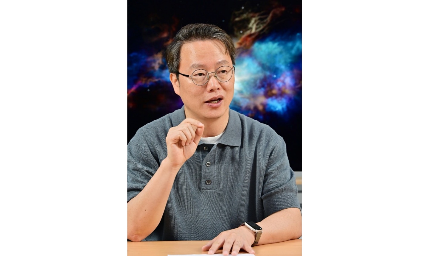 LG expert explaining how LG OLED evo preserves Perfect Black for color accuracy and fine detail.
