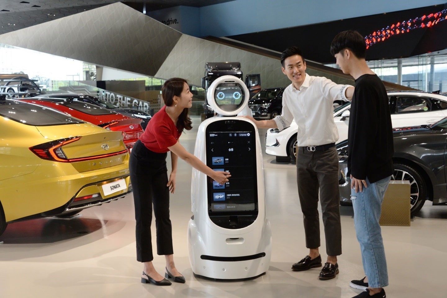 LG AND HYUNDAI COLLABORATE TO BRING ROBOTS AND CARS CLOSER TOGETHER