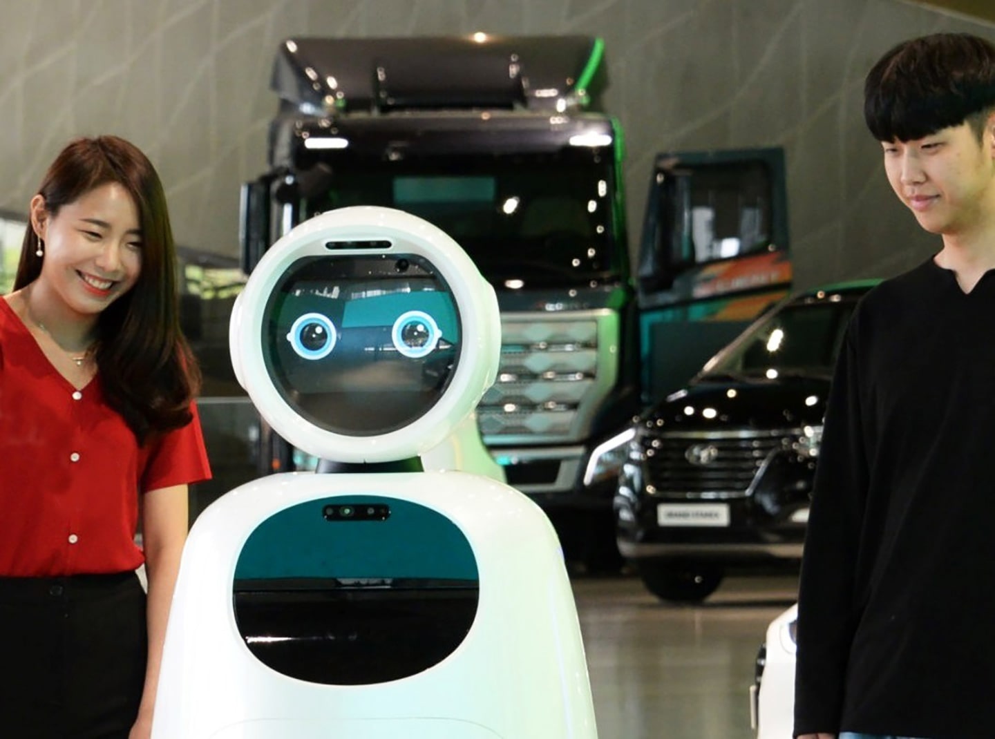 LG AND HYUNDAI COLLABORATE TO BRING ROBOTS AND CARS CLOSER TOGETHER