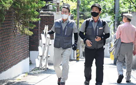 LG CEO walking around districts in Hongdae, Korea, with a ladder in his hand