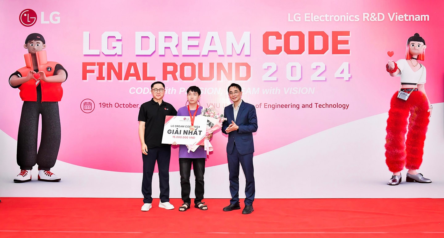 A photo of one of the winners from the final round of LG Dream Code 2024 and two LG officials smiling with their medals and prizes in front of the photo zone