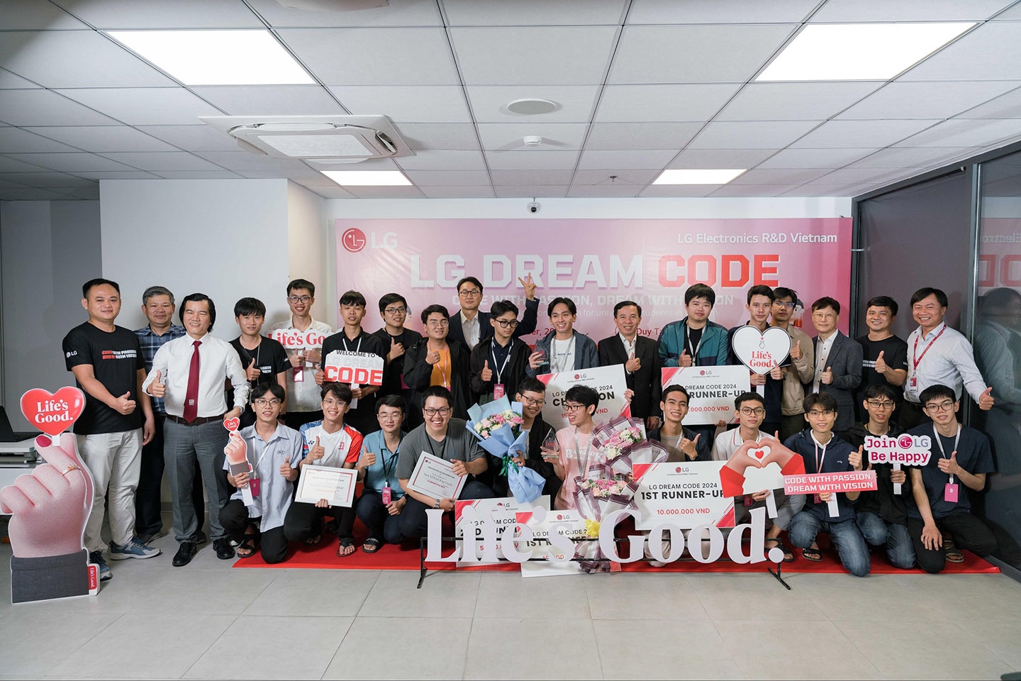 A group photo of students and experts who participated in LG Dream Code with LG employees at the photo zone