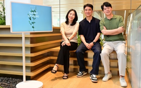 LG StanbyME displaying "The Art of Living" with LG Electronics' Media Entertainment Solution Company leaders seated beside it.