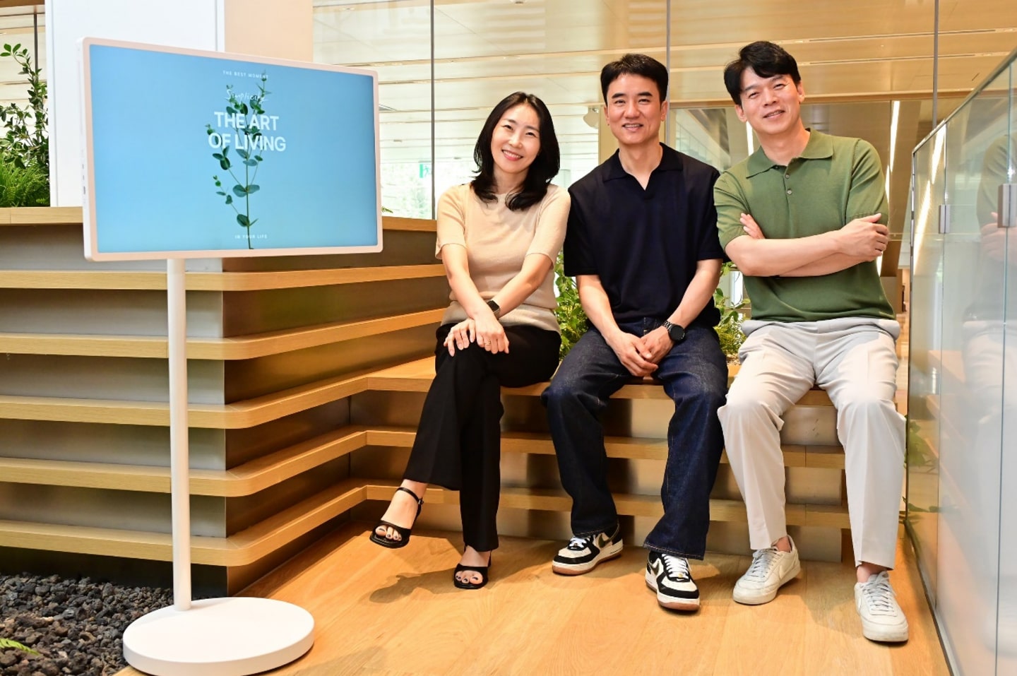 LG StanbyME displaying "The Art of Living" with LG Electronics' Media Entertainment Solution Company leaders seated beside it.