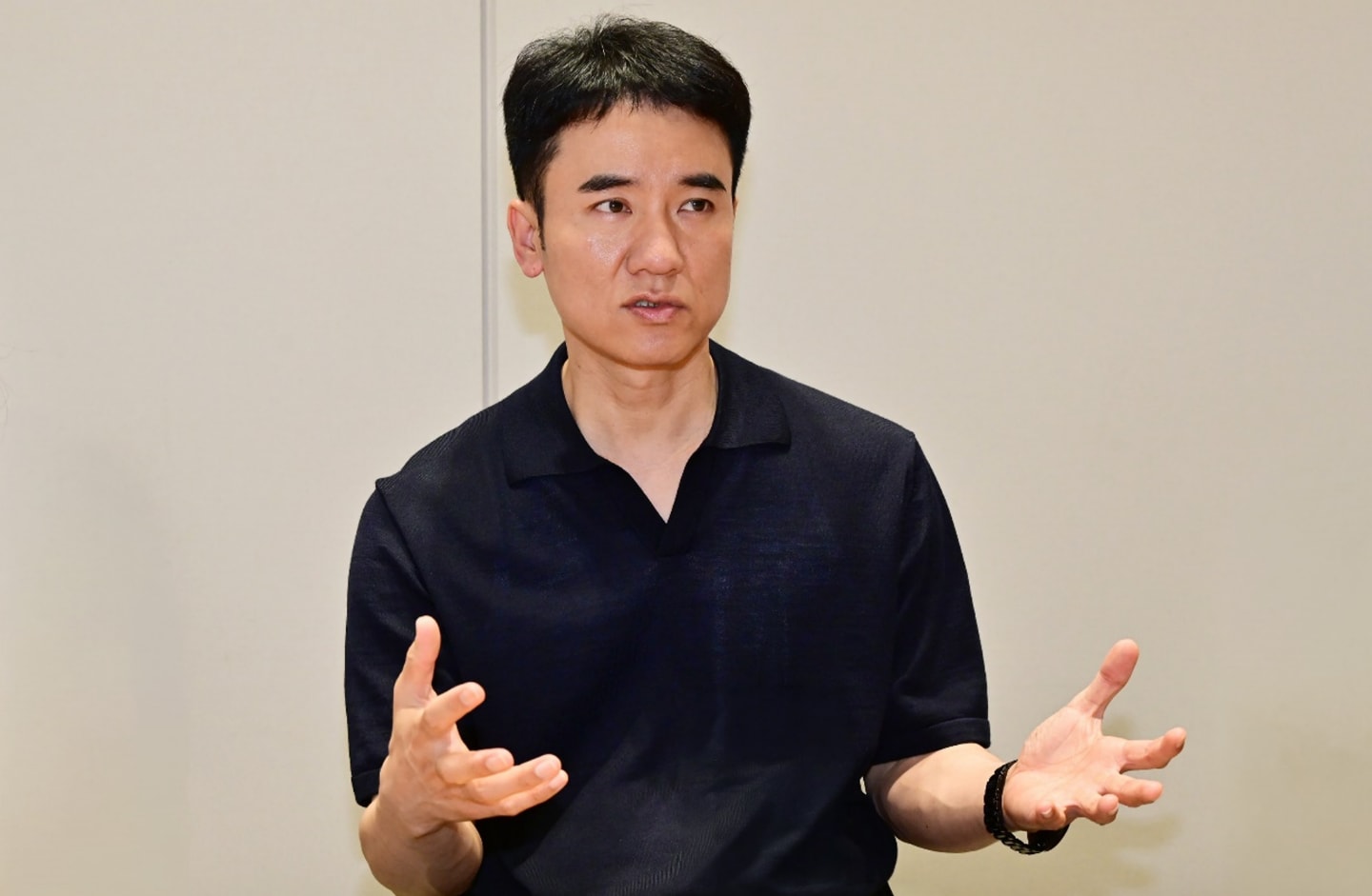 Park Ho Sung of LG Electronics discusses StanbyME’s webOS interface and touch-and-remote control experience during an interview