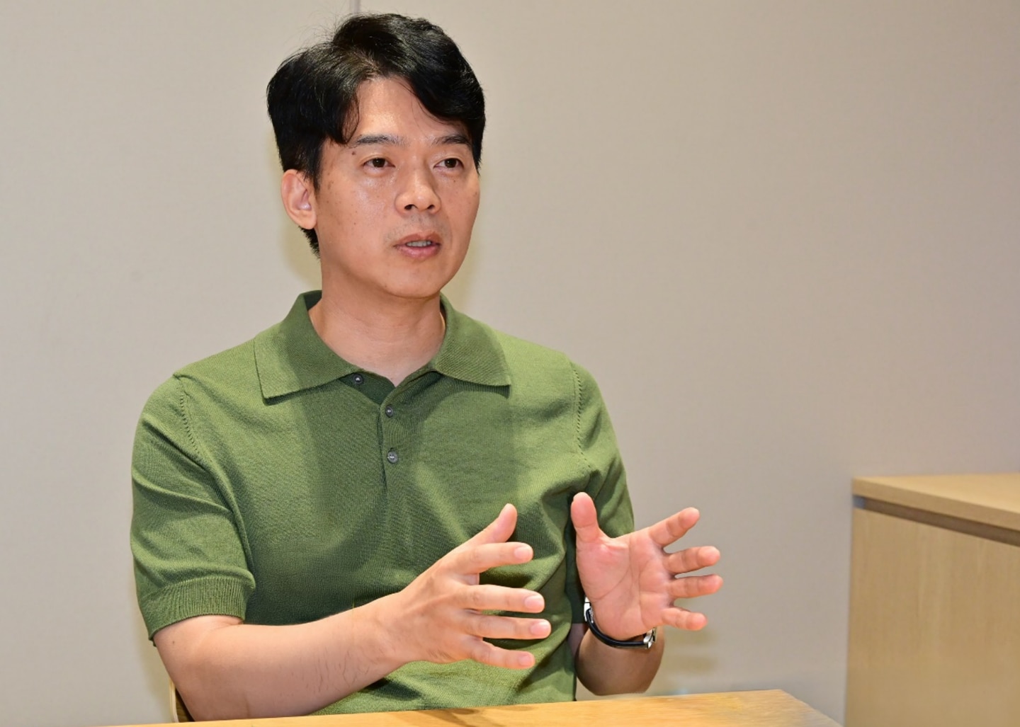 Cho Hyunpo of LG Electronics discusses the design and development of LG StanbyME during an interview.