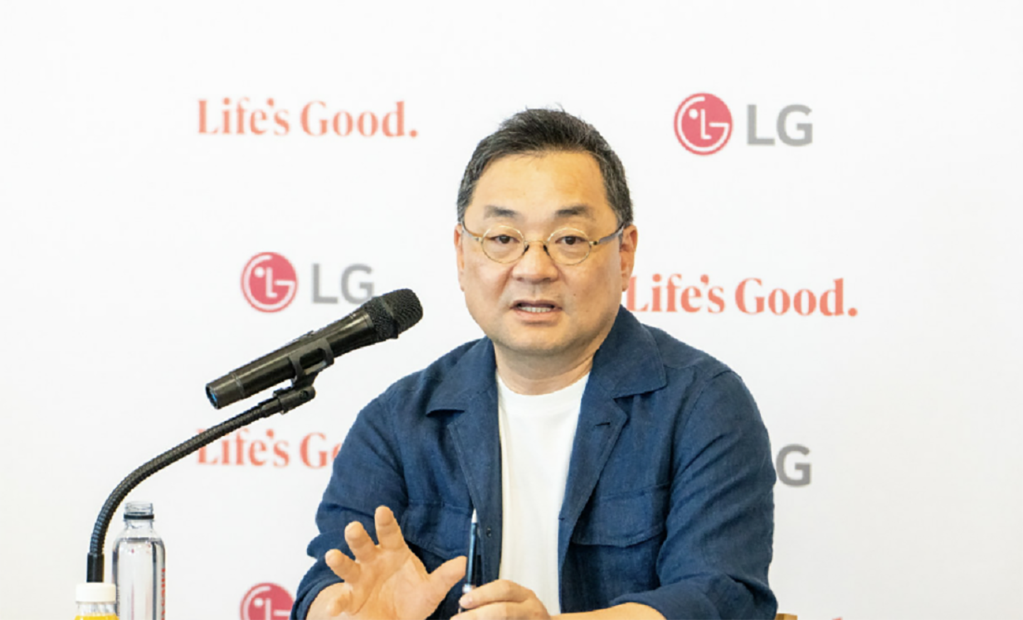 A picture of Chung Wook-jun, vice president and head of H&A Design Lab talking