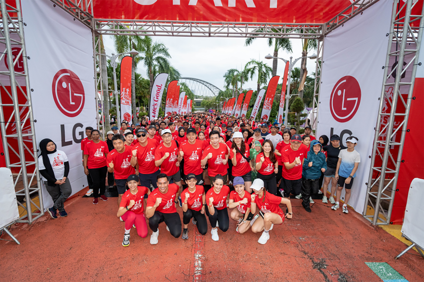 A group photo taken at the start line in the starting position at LG Life’s Good Run in Malaysia
