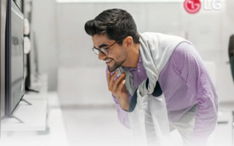 A picture of man looking at LG Electronics products at the shop 