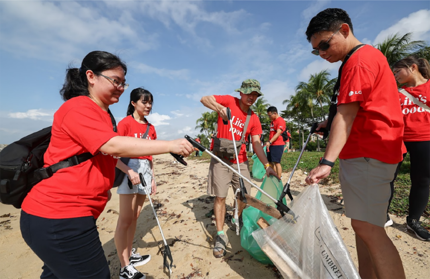 A picture of LG Singapore employees picking up trash from the ocean