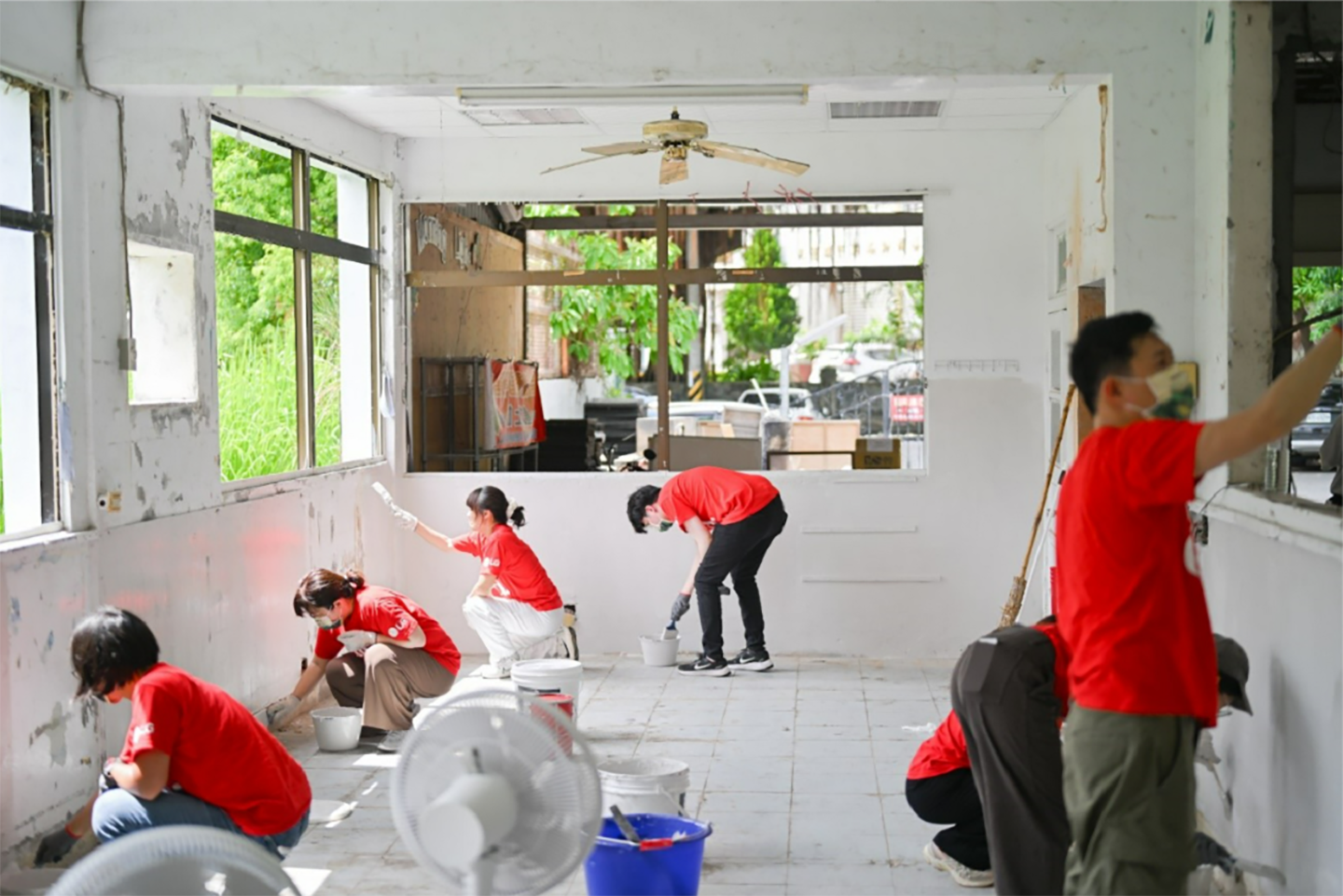 A picture of LG Taiwan employees helping fixing walls in the school