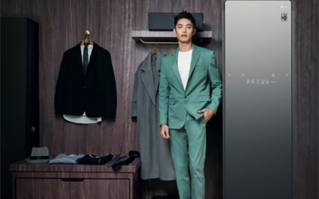 Popular Taiwanese actor Yu-Ning Tsao posing at LG booth in front of LG Styler