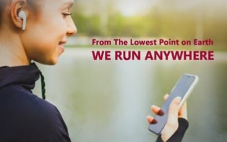 A runner using the Run Jordan VR smartphone app to run the LG Dead Sea Half Marathon Virtual Race.