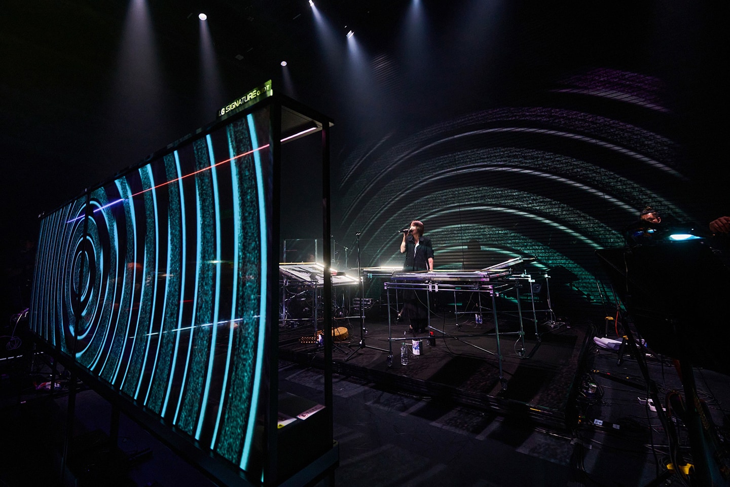 Where Art Meets Technology: Tenka Taihei Brings the Canvas to Life With LG SIGNATURE OLED T