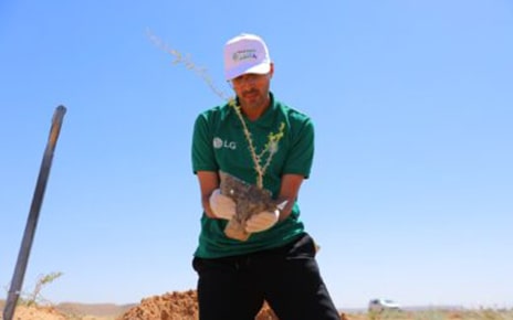 LG Saudi Arabia Staff planting