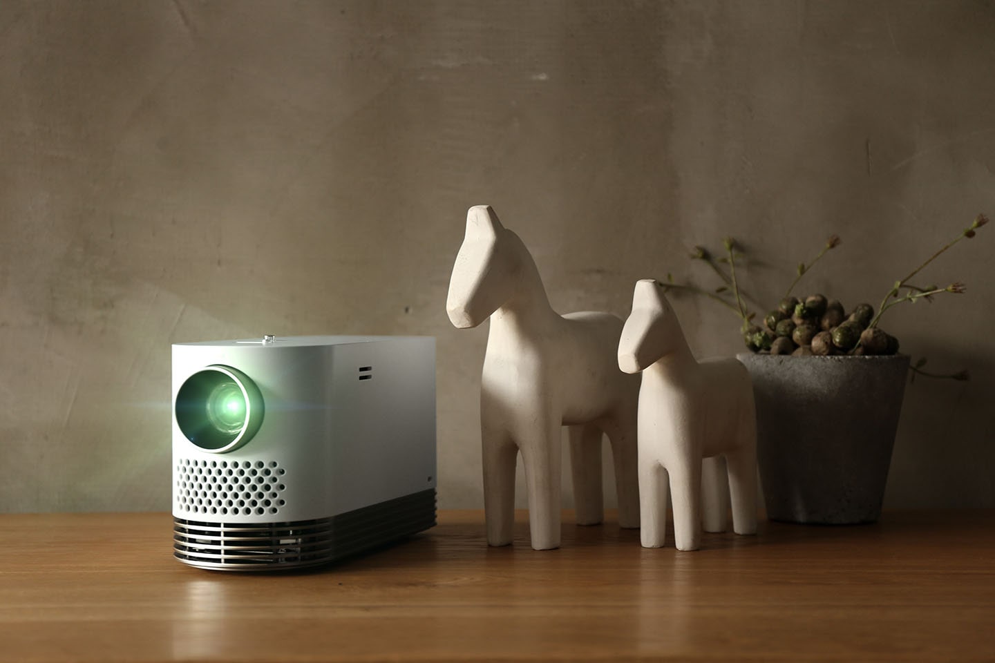 LG PROBEAM LASER PROJECTOR (MODEL HF80J)