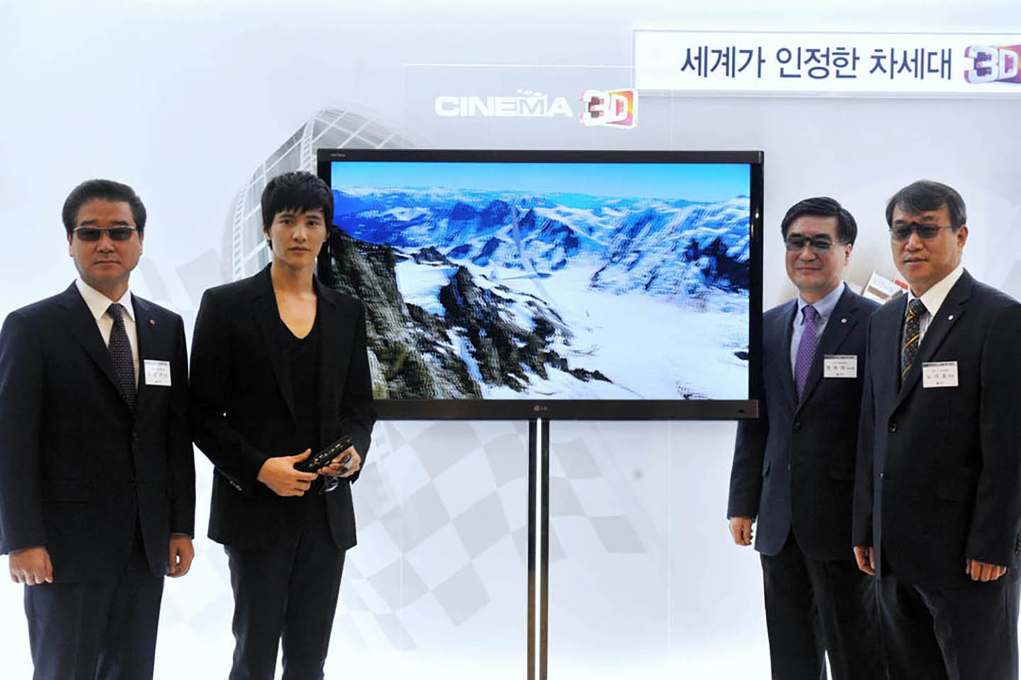 LG’S NEW CINEMA 3D TV