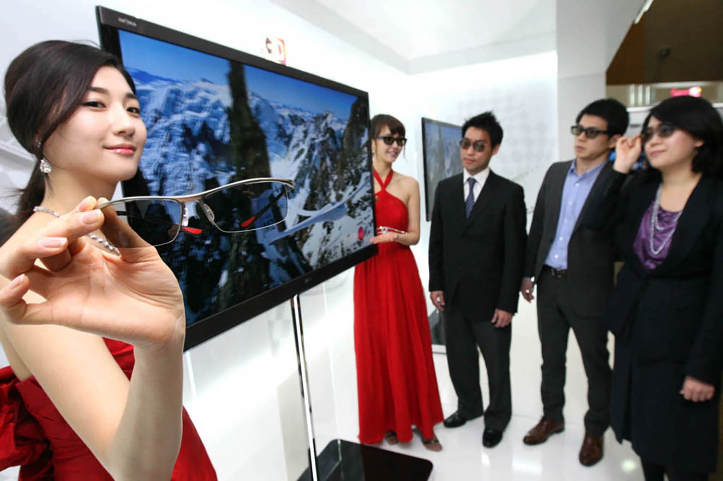 LG’S NEW CINEMA 3D TV