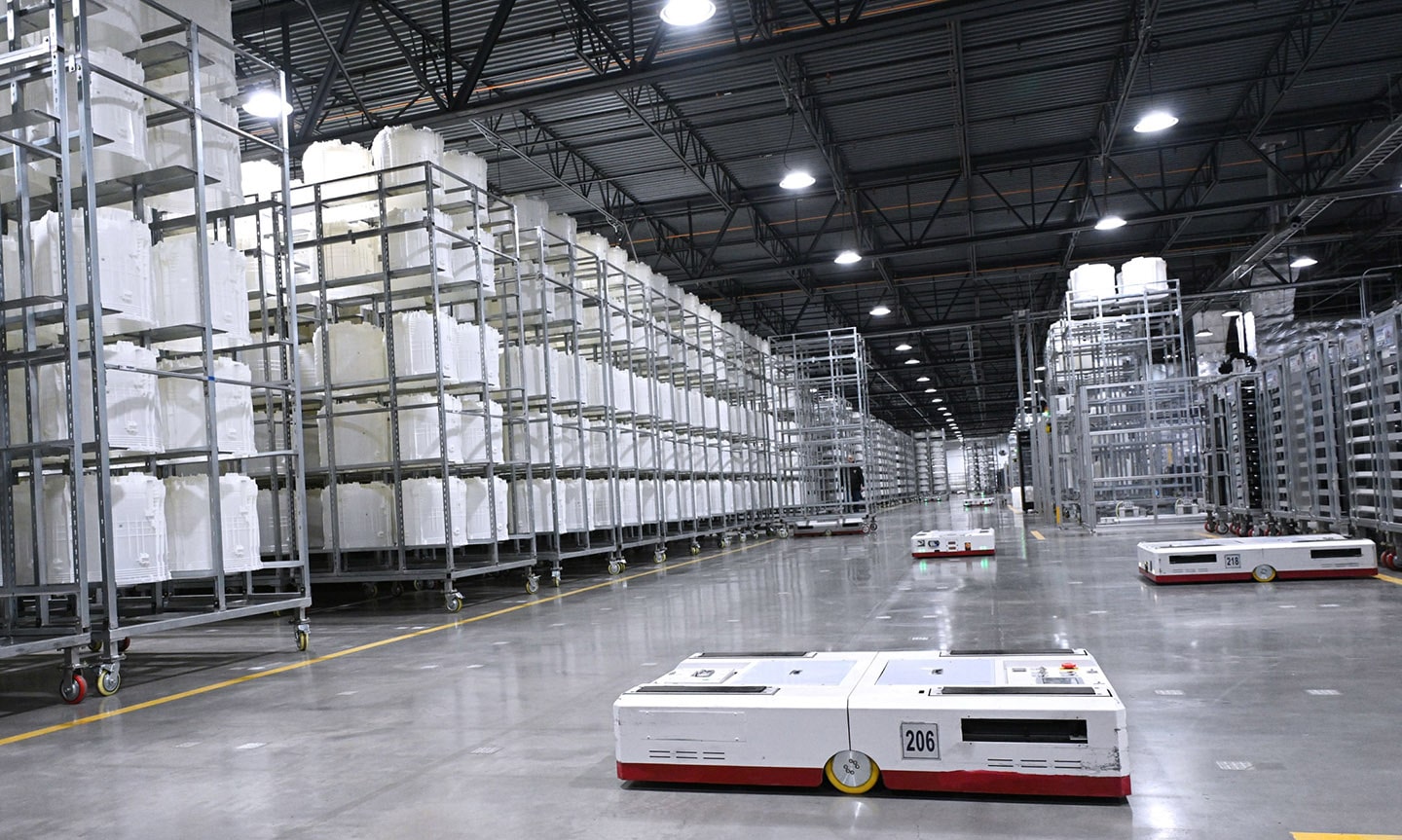 A picture of inside an LG factory with 5G private network