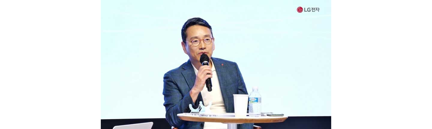 LG CEO William Cho making a speech at his fourth ‘CEO F.U.N. Talk’