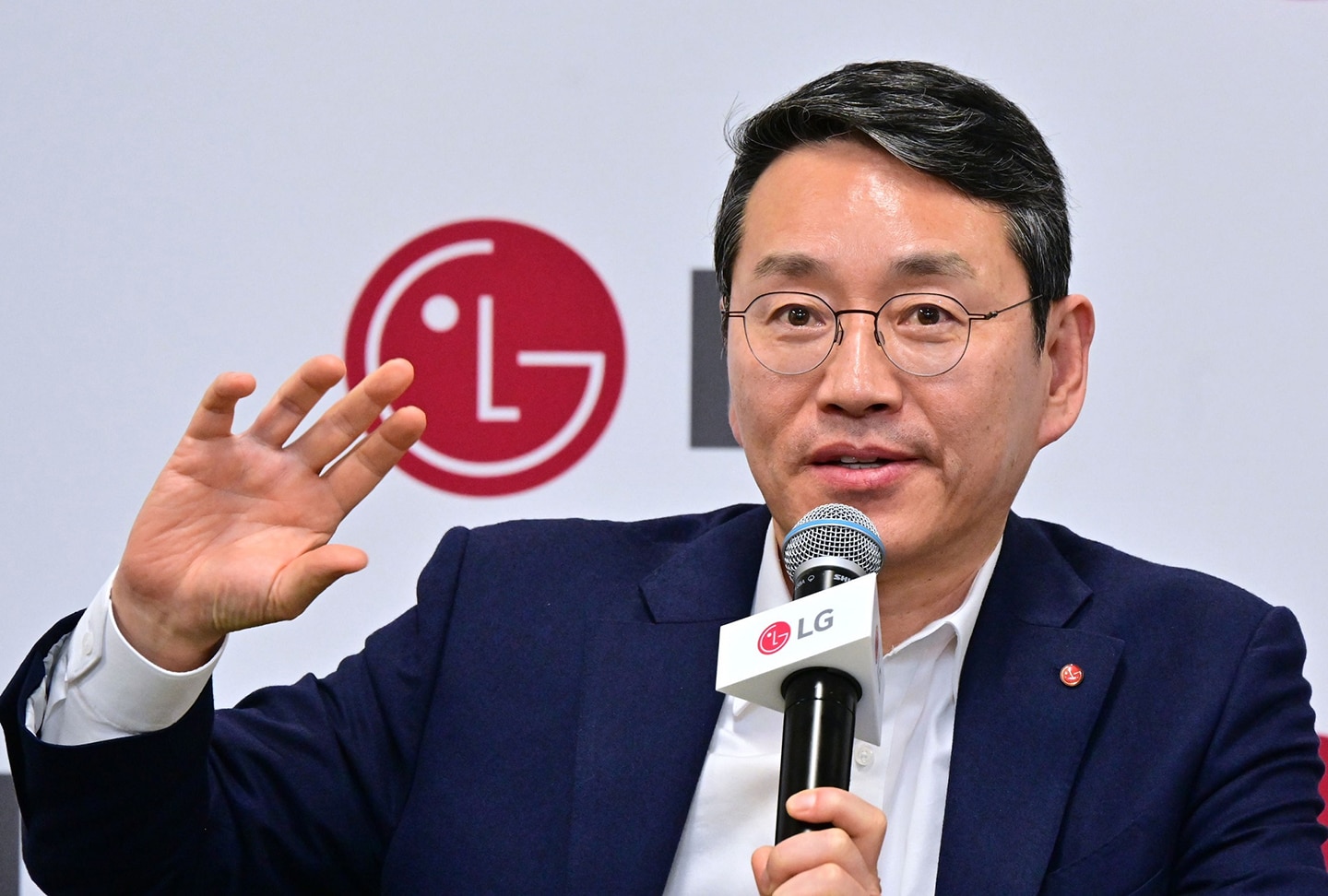 A picture of LG CEO William Cho talking through the mic