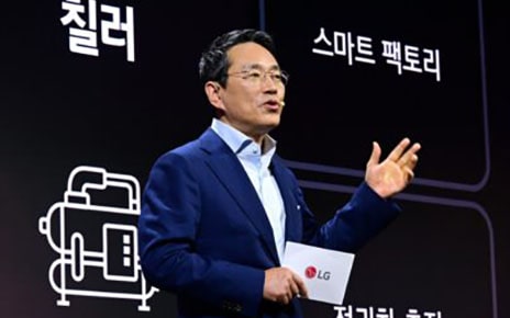 A picture of LG CEO William Cho talking on stage at the investor forum
