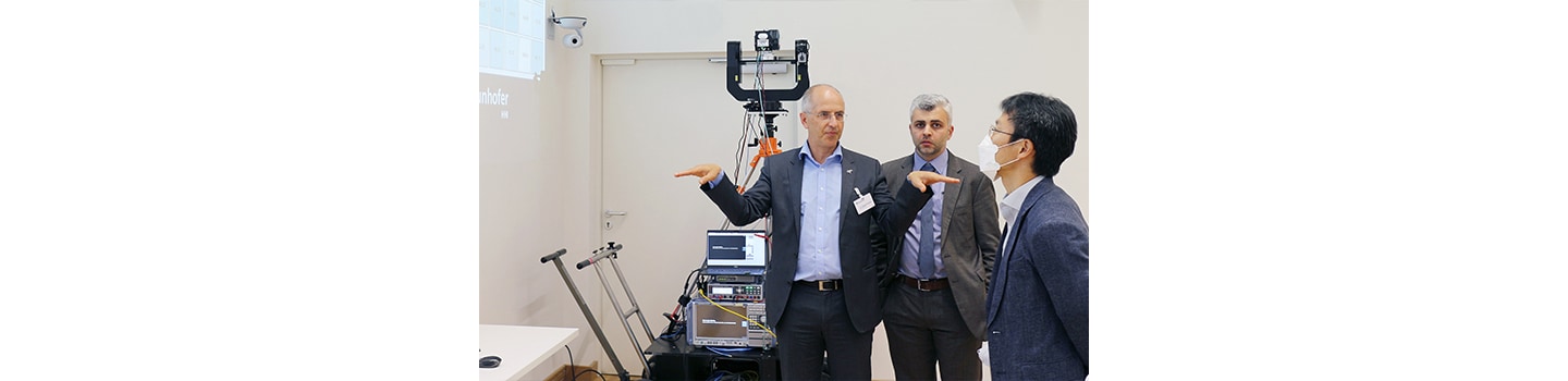 Dr. Kim Byoung-hoon, CTO and executive vice president of LG Electronics having a discussion about 6G technology at Fraunhofer Heinrich Hertz Institute (HHI) in Berlin, Germany