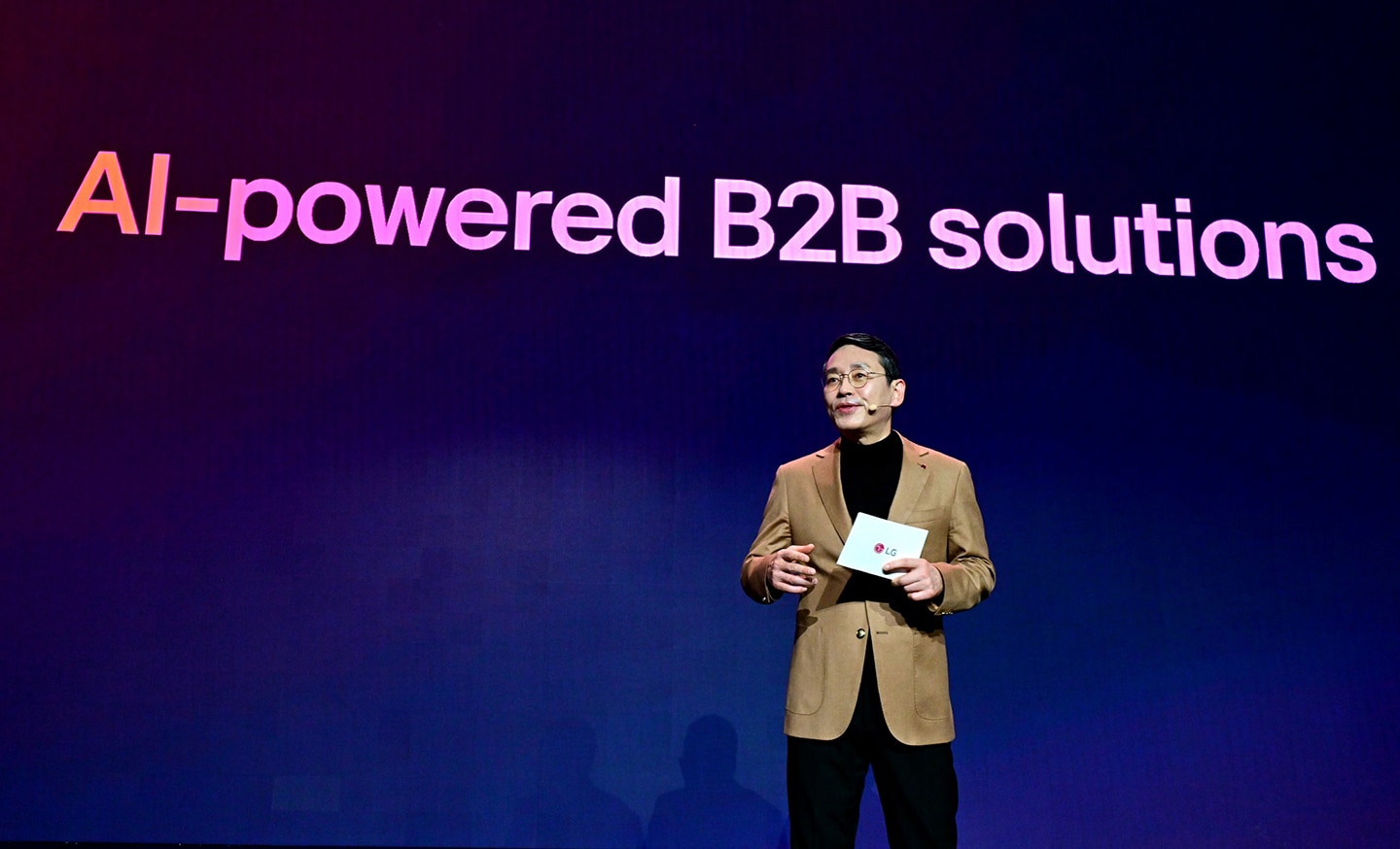 A picture of LG CEO William Cho speaking on stage