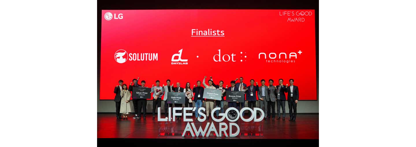 LIFE’S GOOD AWARD winners, judges and LG executives posing for a group photo on stage.