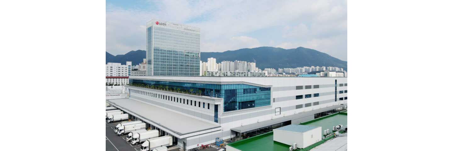 The foreground photograph of LG Smart Park, LG Electronics’ home appliances factory in Changwon, Republic of Korea